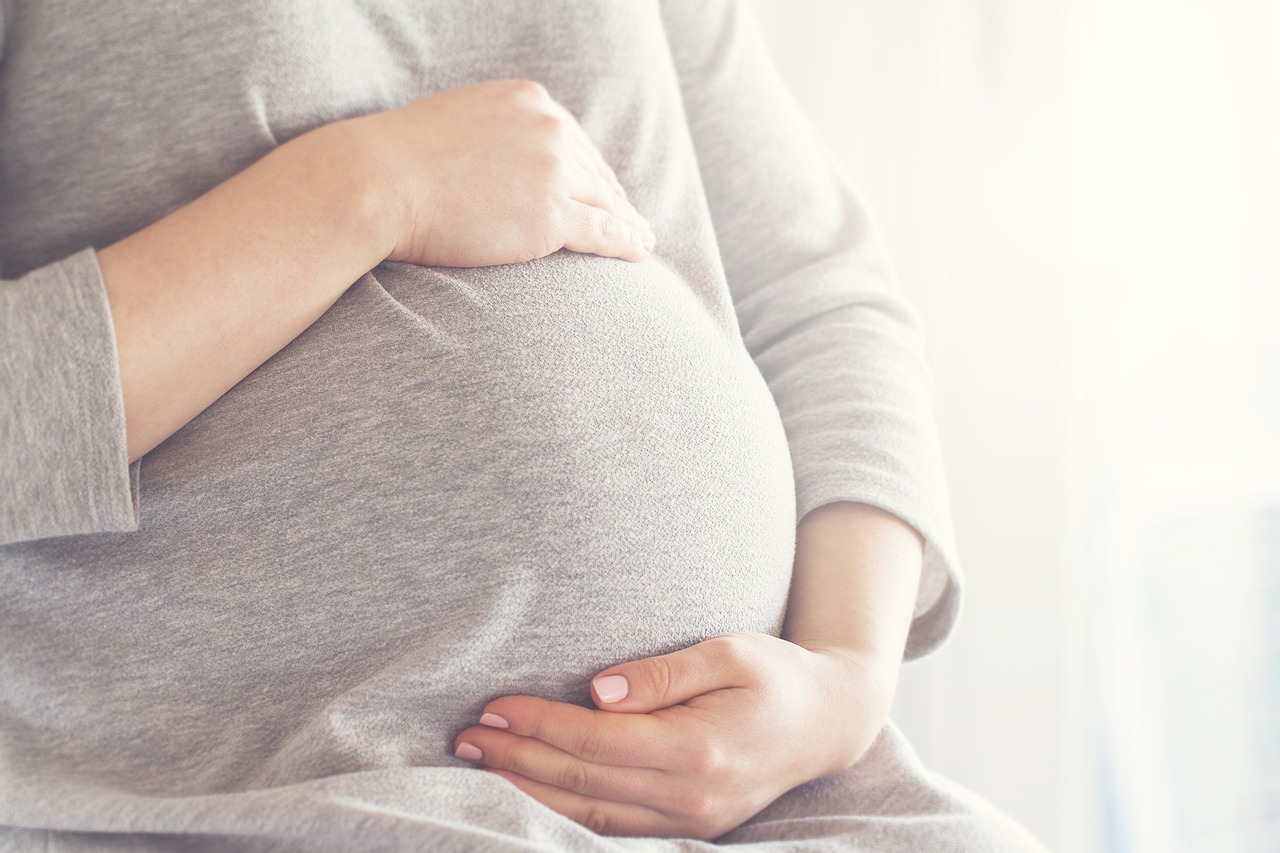 Koszule nocne dla kobiet w ciąży – komfort i styl na każdy etap macierzyństwa